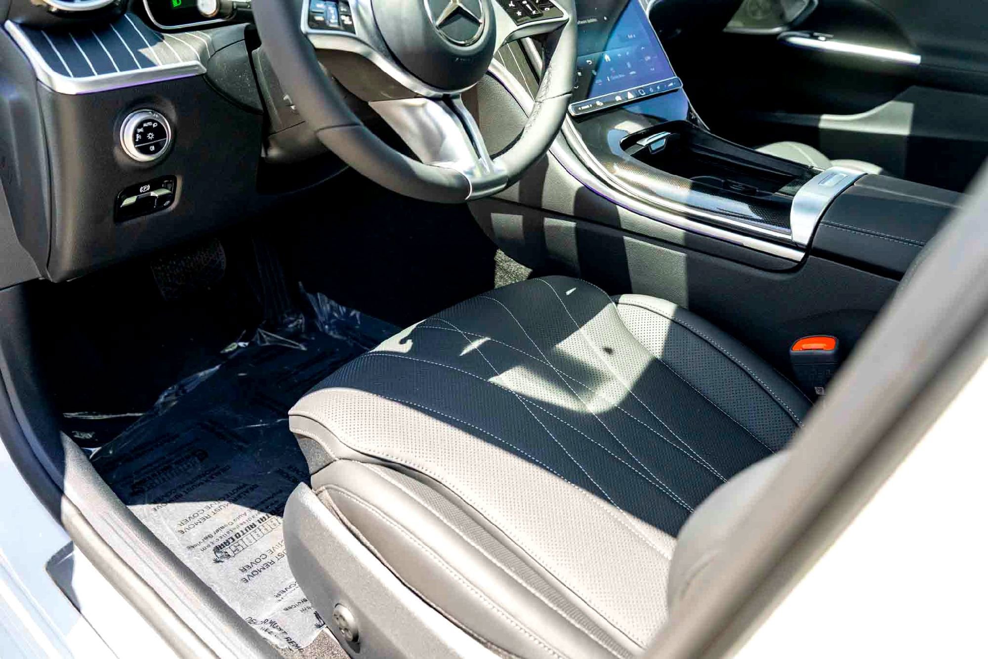 New 2026 MANUFAKTUR Moonlight White Metallic Mercedes-Benz C 300 image 34