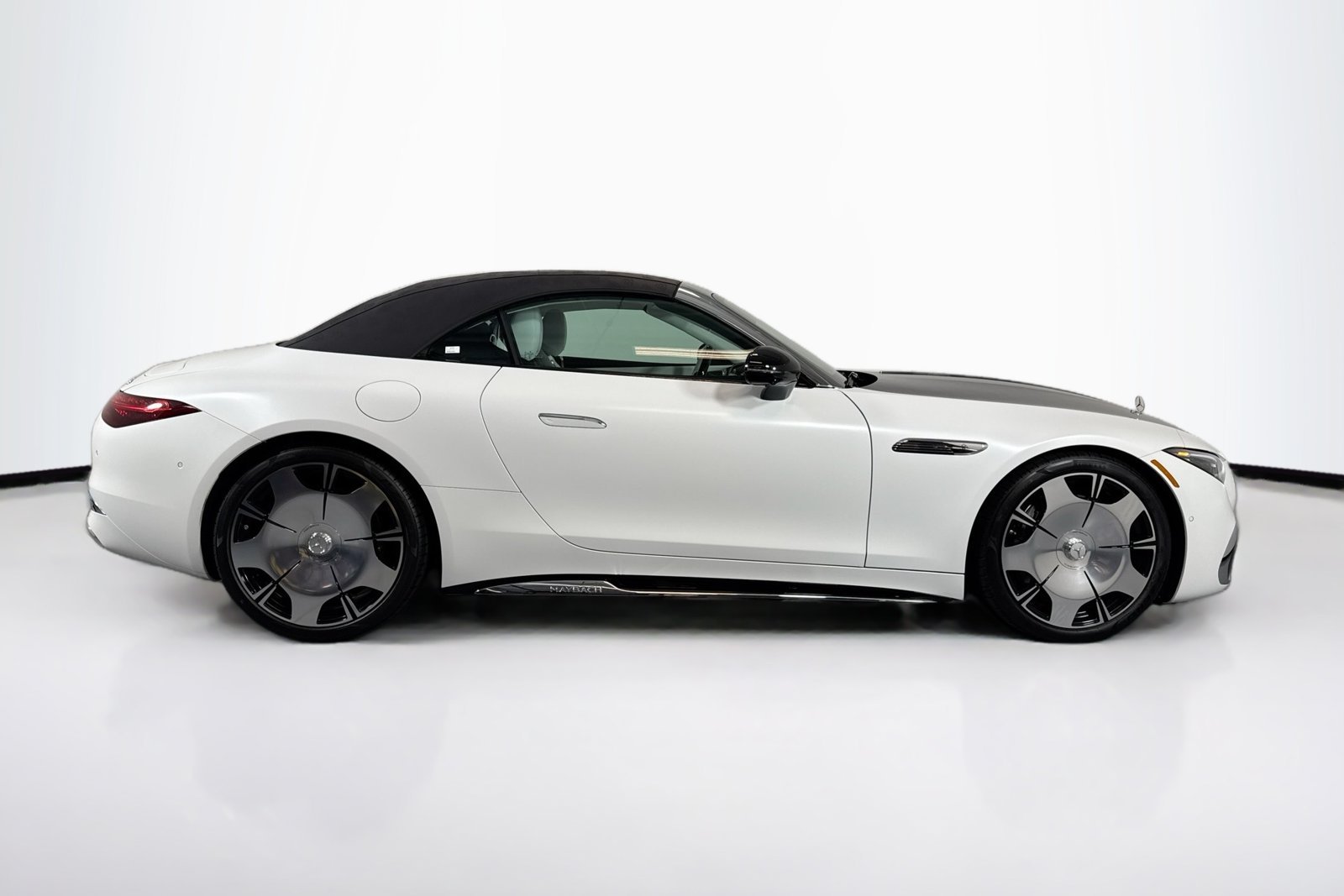 New 2026 Manufaktur Moonlight White Magno Mercedes-Benz Maybach SL 680 Monogram Series image 4