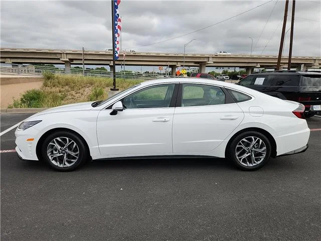 Used 2023 White Hyundai SEL image 2