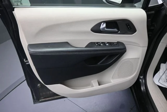 Used 2023 Black Chrysler Touring L image 25
