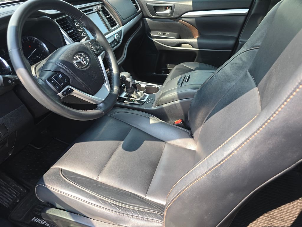 Used 2014 White Toyota XLE V6 image 19