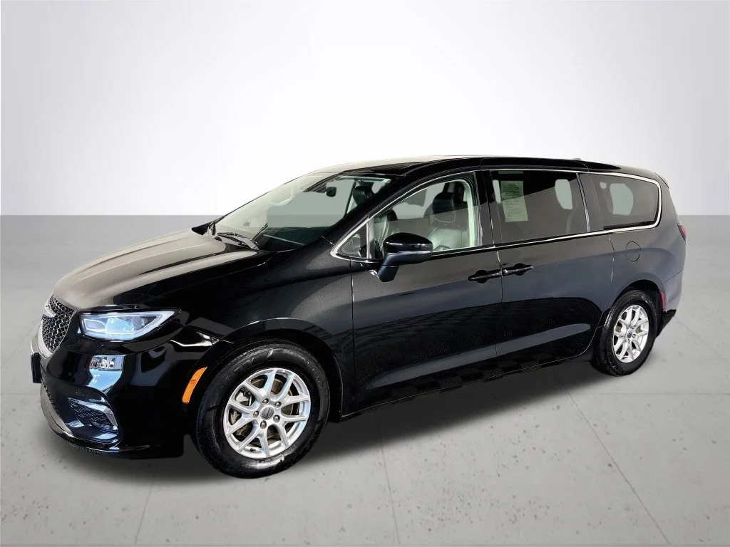 Used 2023 Black Chrysler Touring L image 2