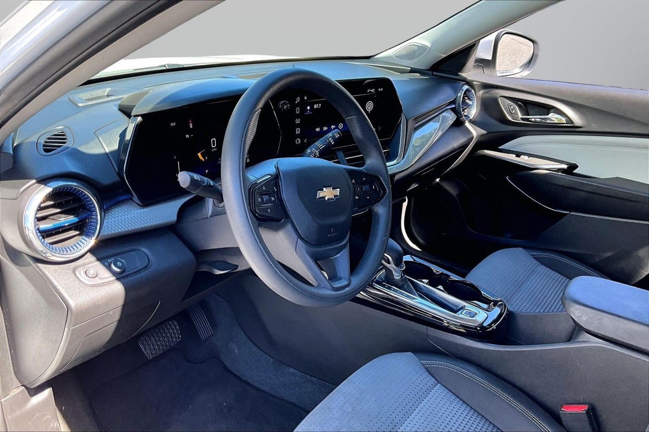 Used 2025 White Chevrolet LT image 17