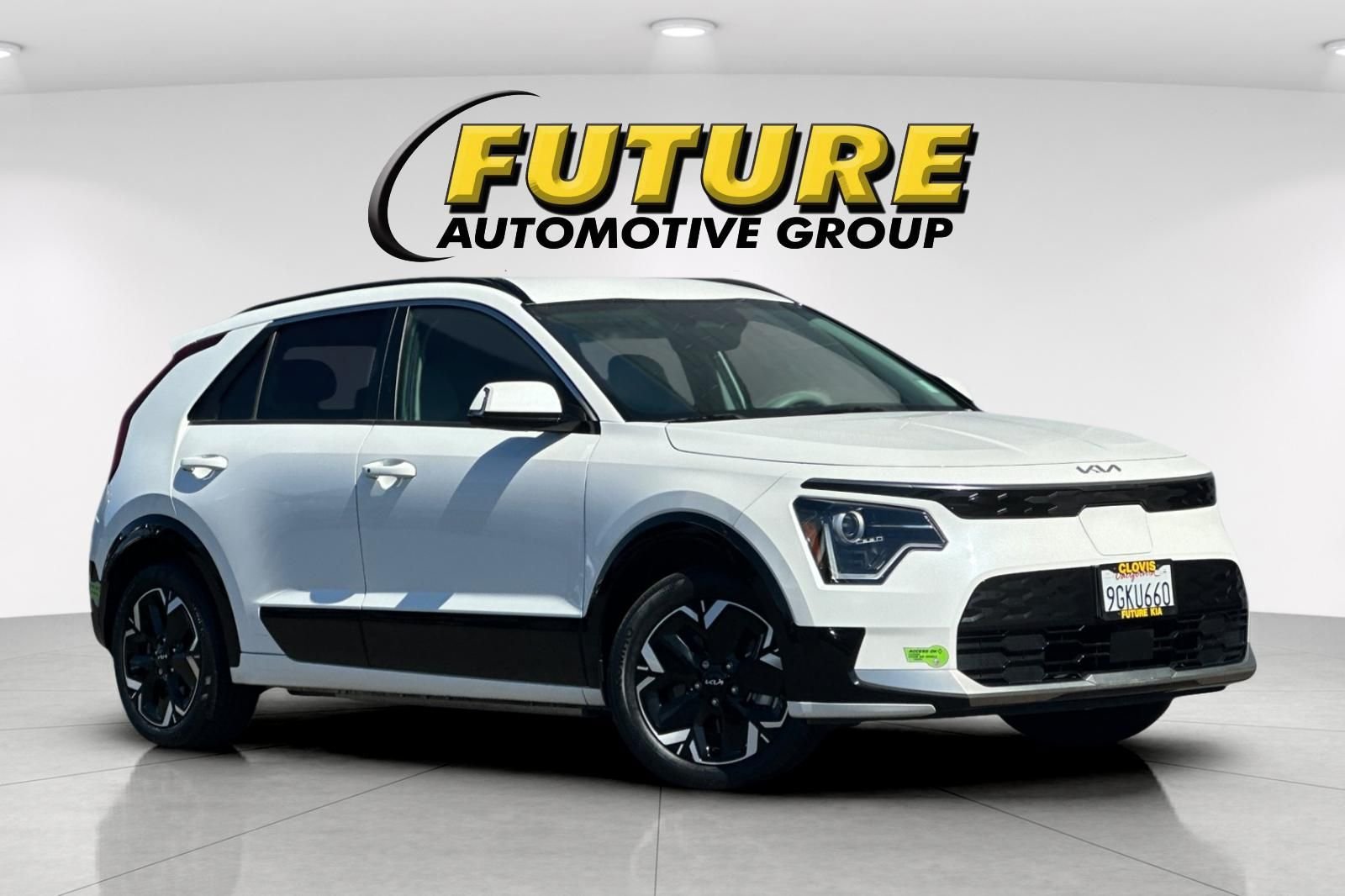 Used 2023 White Kia Wind image 1