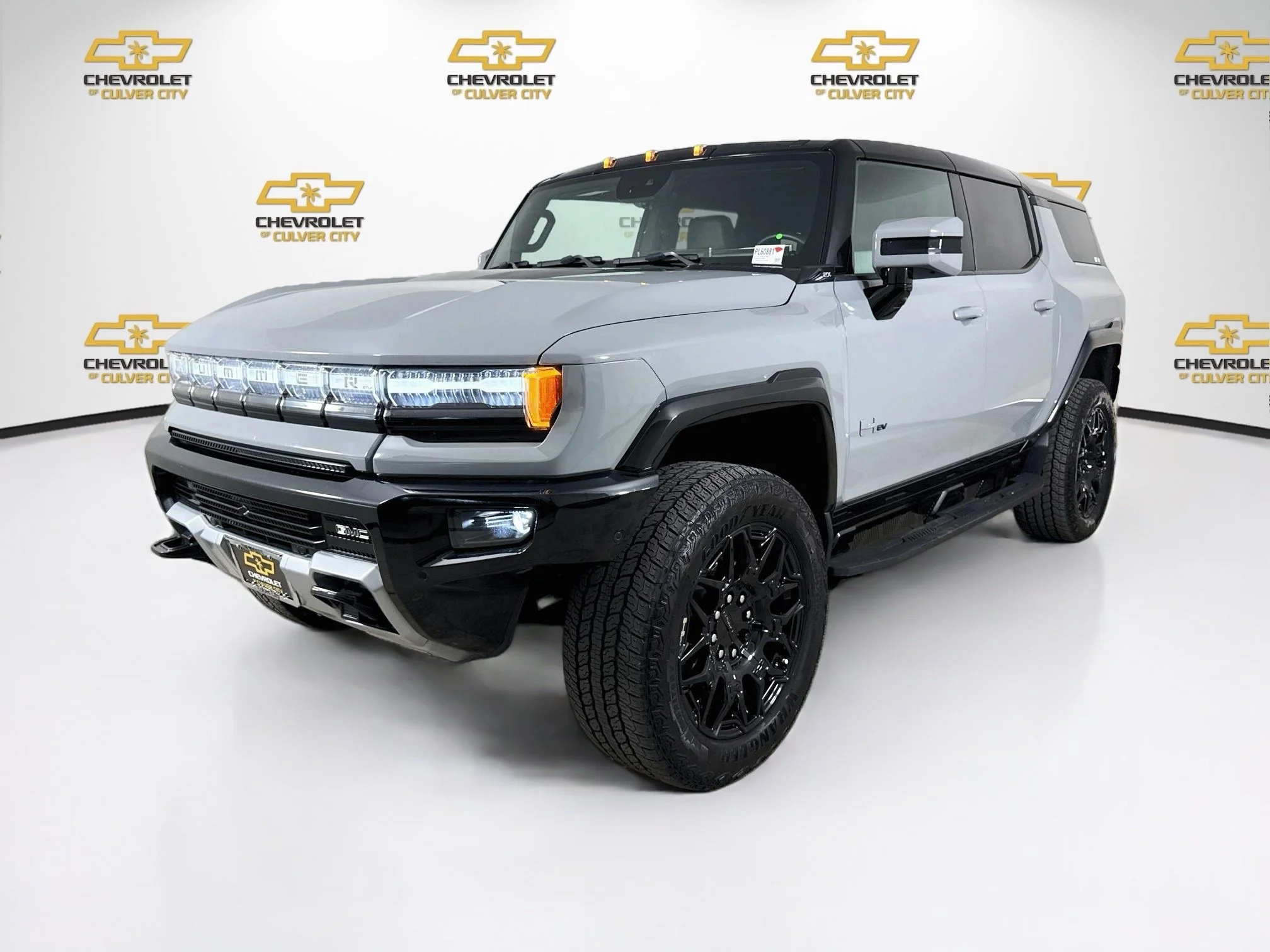 Used 2025 Meteorite Metallic (Grey) GMC 2X image 3