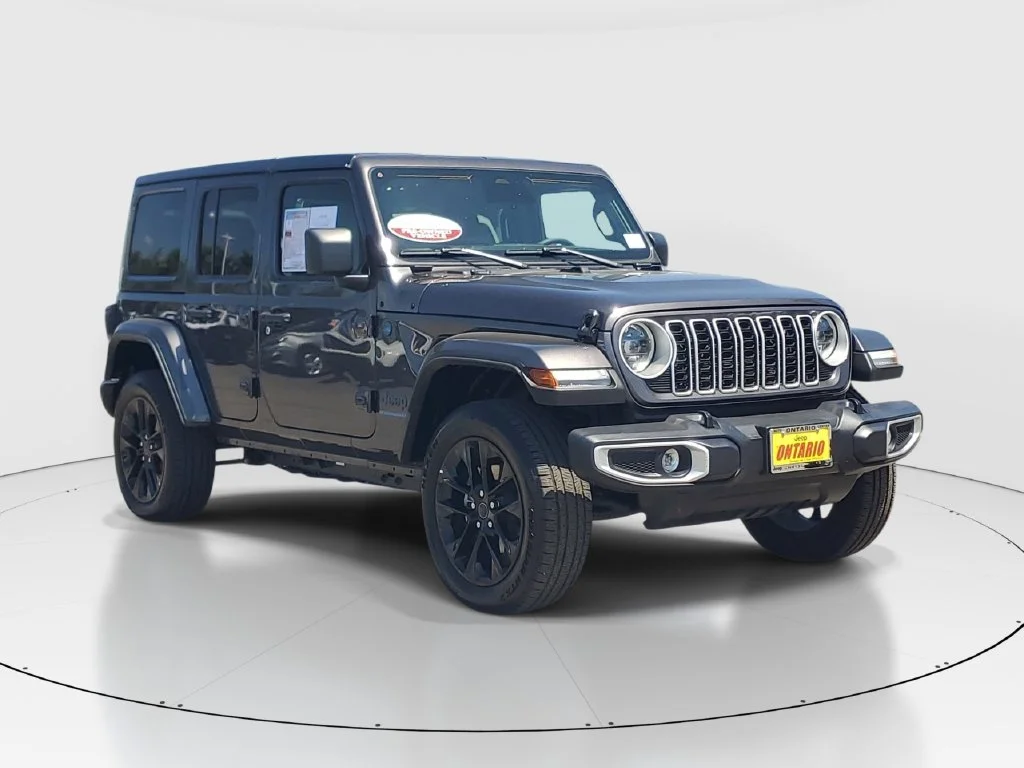 Used 2025 Gray Jeep Sahara 4xe image 33