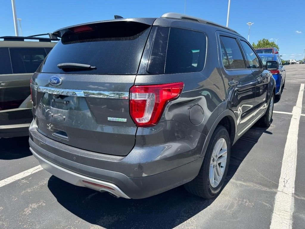 Used 2017 Gray Ford XLT image 2