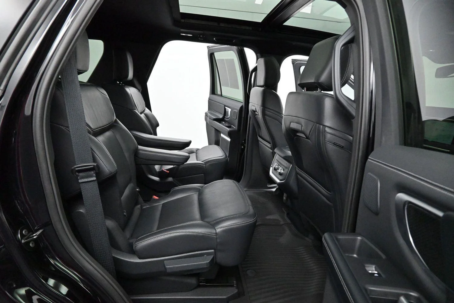 Used 2025 Black Ford Platinum image 45