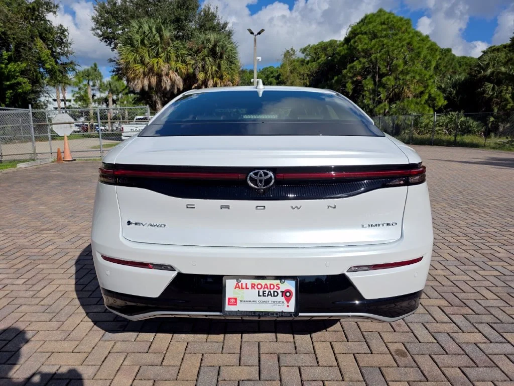 New 2027 Oxygen White <sup>1</sup> Toyota  Limited image 10