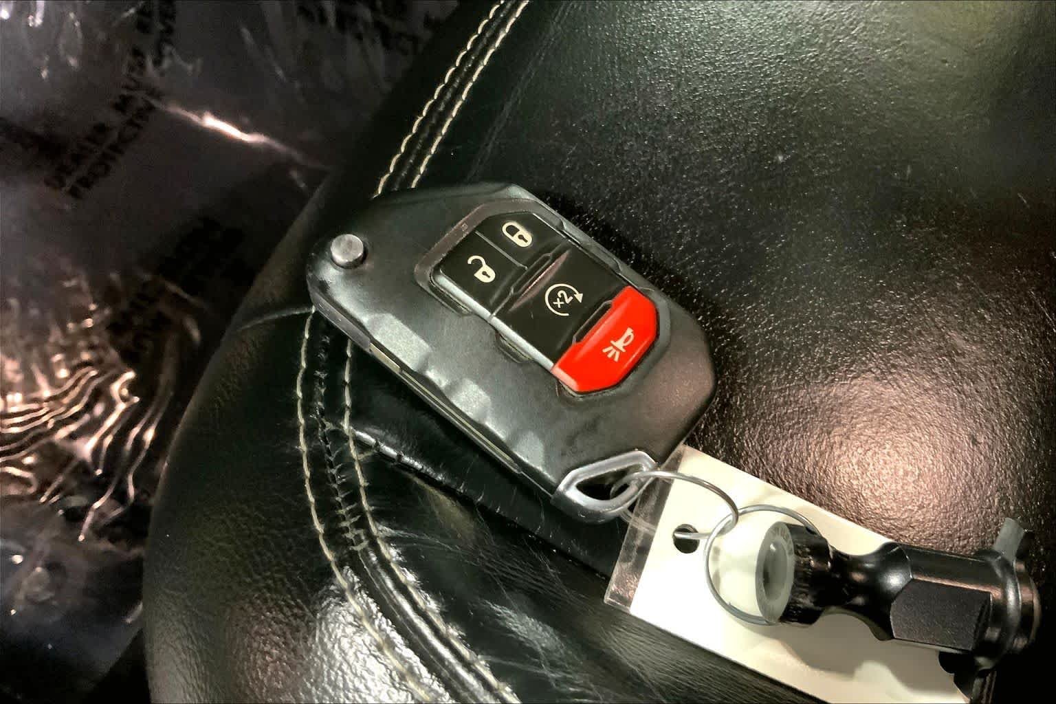 Used 2020 Billet Silver Metallic Clearcoat Jeep Overland image 15