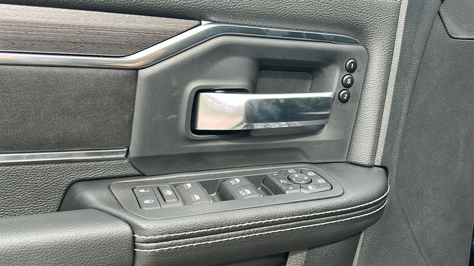 New 2026 Diamond Black Crystal Pearl-Coat Exterior Paint RAM Laramie image 19