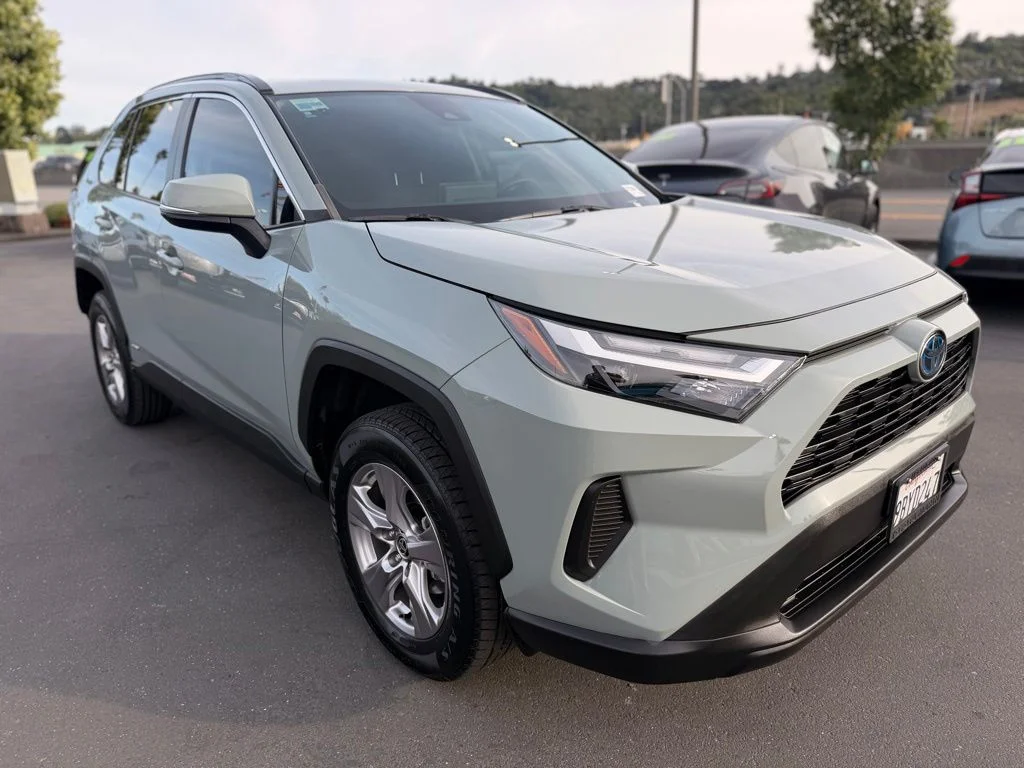 Used 2022  Toyota XLE image 2