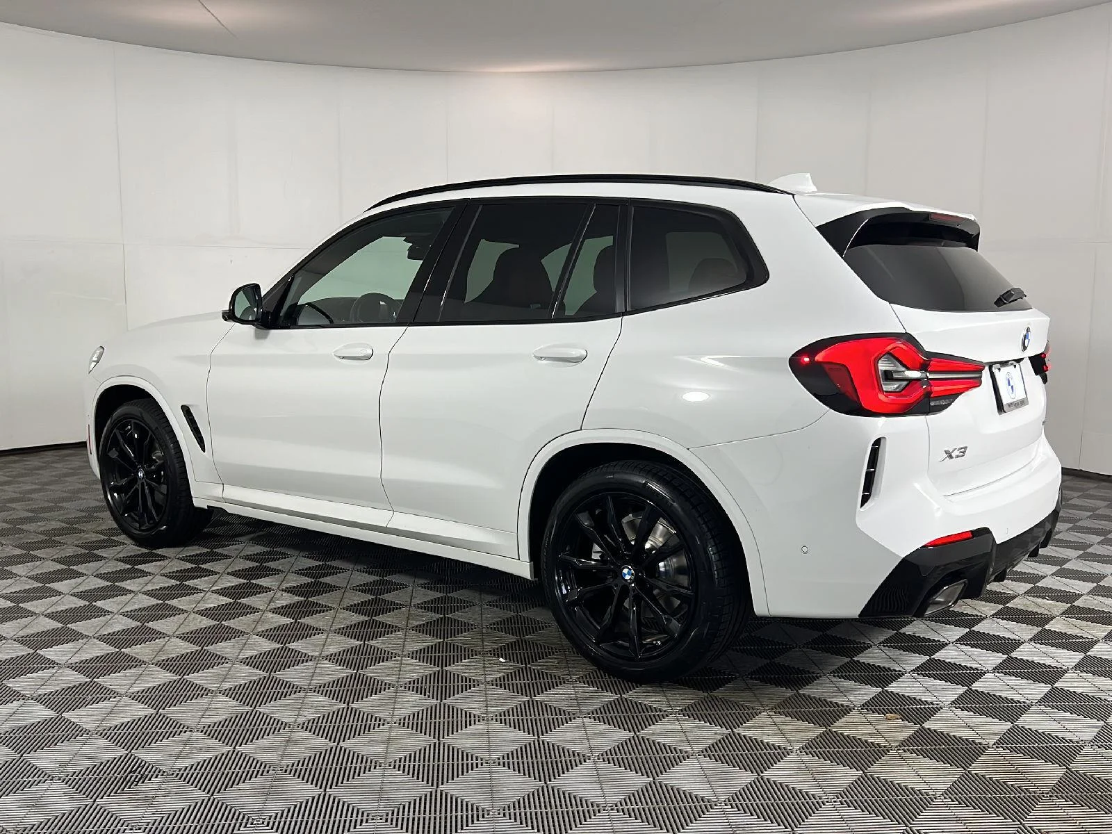 Used 2023 Alpine White BMW xDrive30i image 9