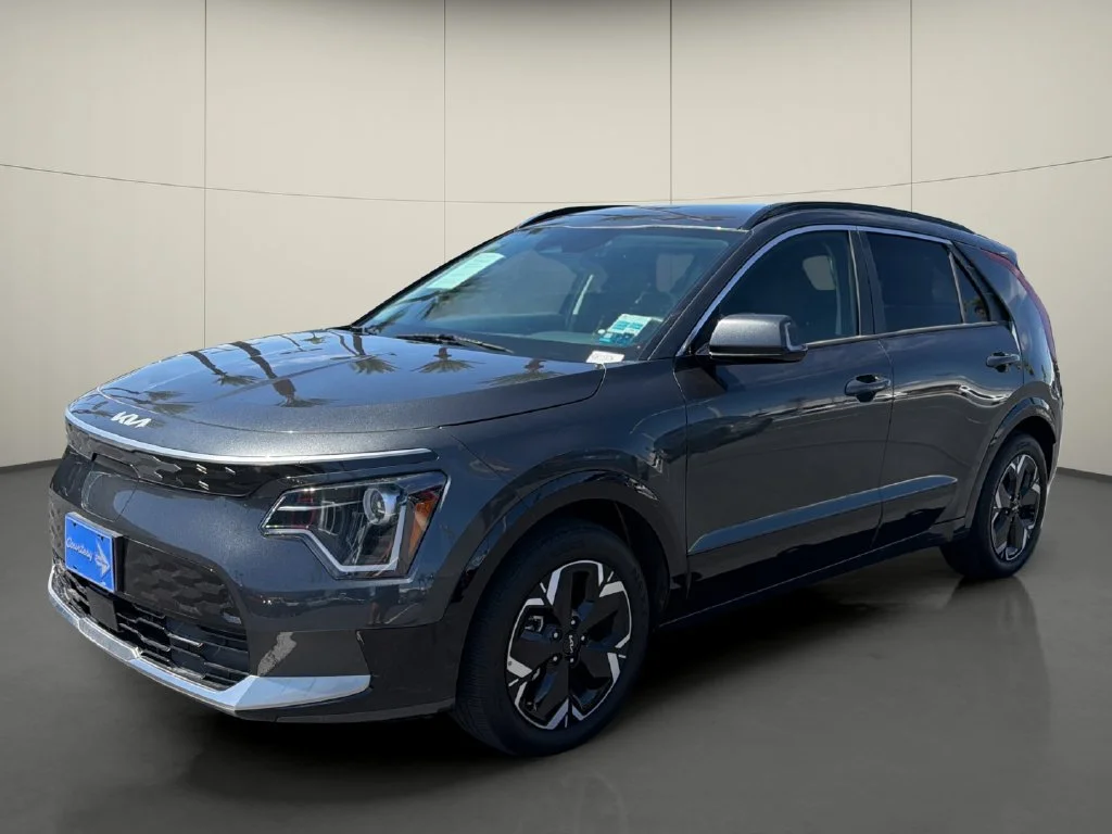 Used 2023 Gray Kia Wind image 3