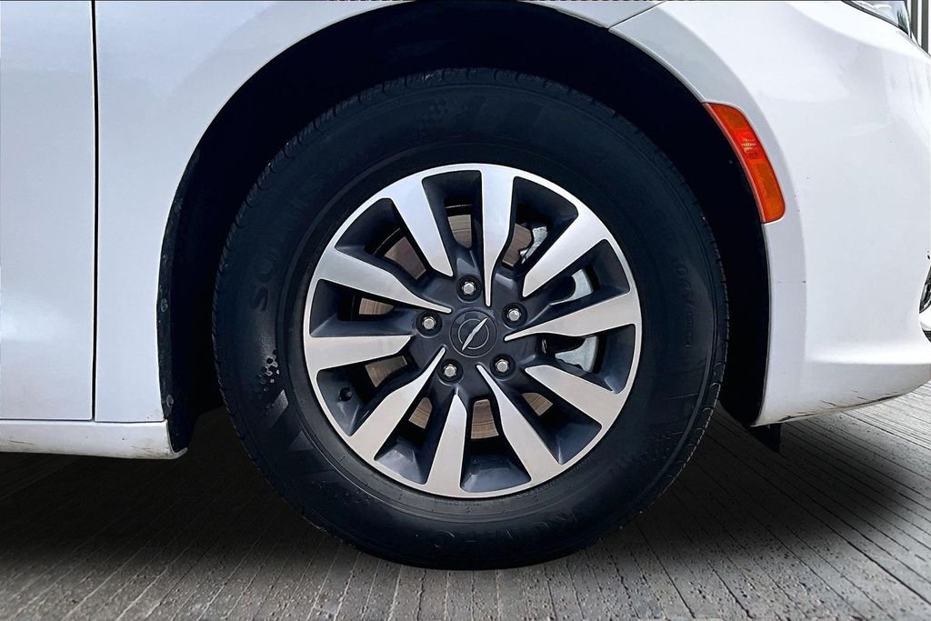 Used 2023 White Chrysler Touring L image 9