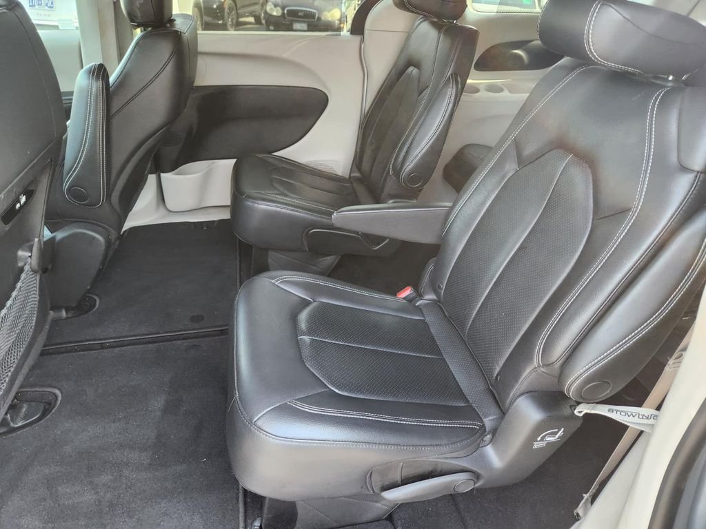 Used 2022 Silver Chrysler Touring L image 20
