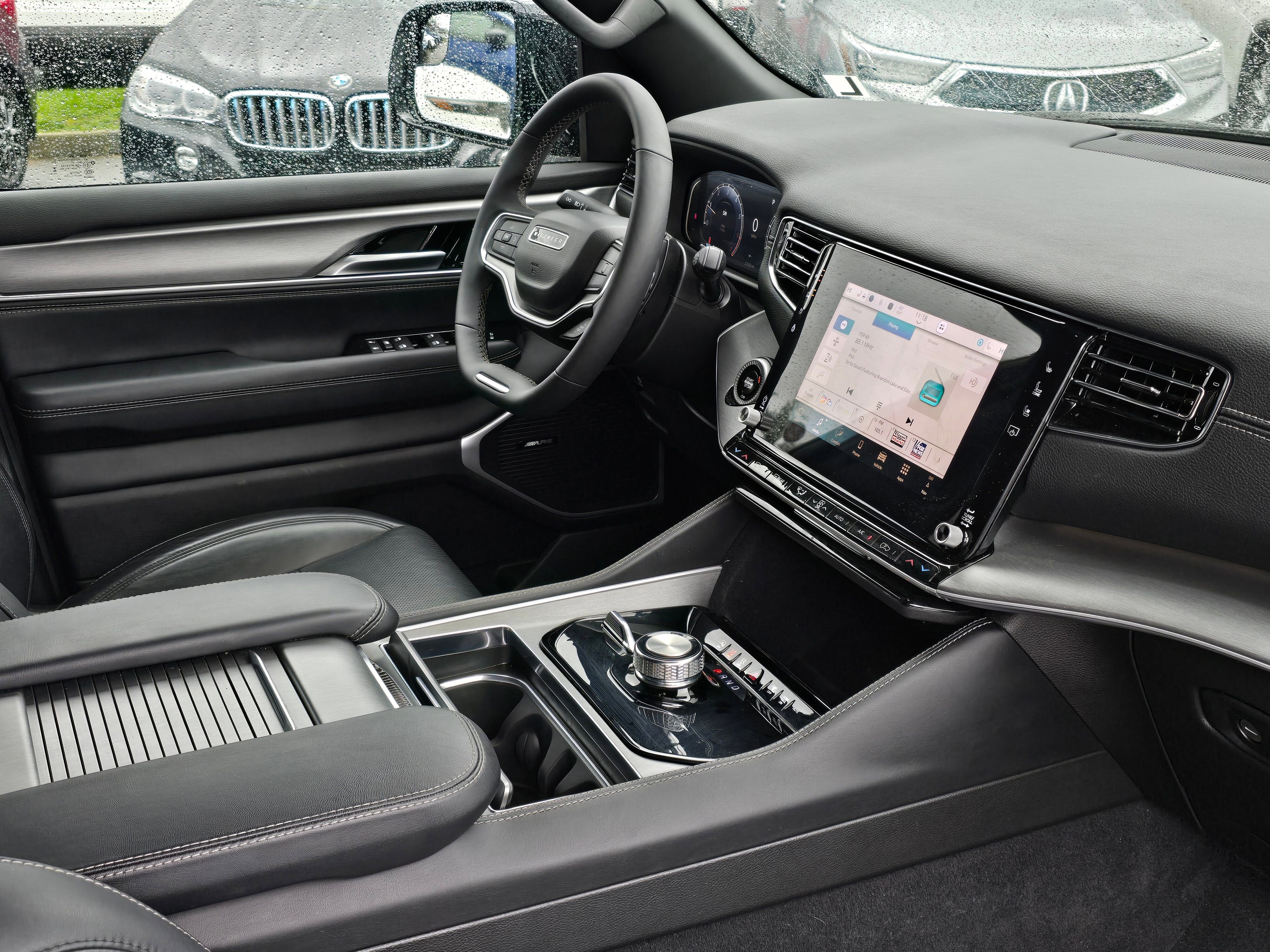 Used 2025  Jeep NA image 10