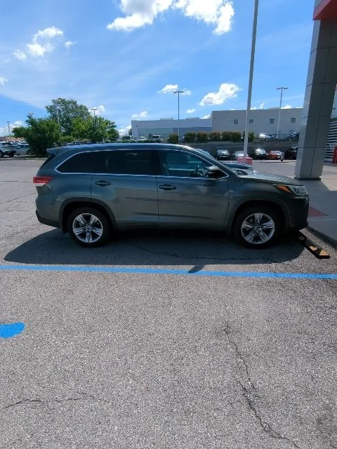 Used 2019 Green Toyota Limited image 9