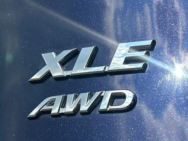 Used 2020  Toyota XLE image 7