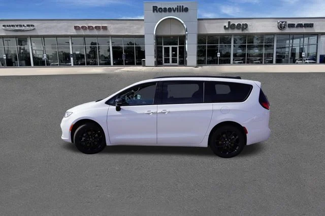 New 2026 Bright White Clear-Coat Exterior Paint Chrysler Limited image 7