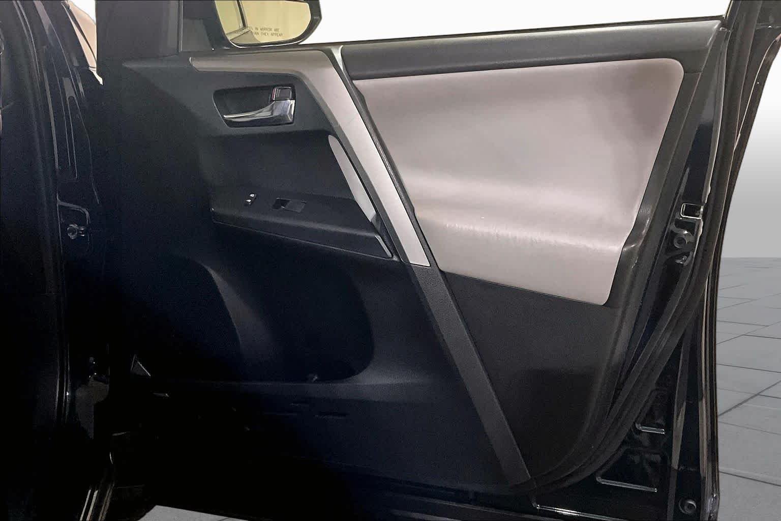 Used 2017 Galactic Aqua Mica Toyota XLE image 22