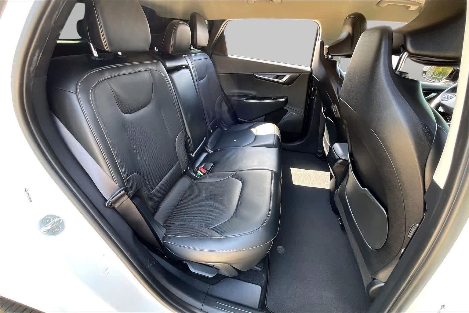 Used 2022 Snow White Pearl Kia Wind image 17