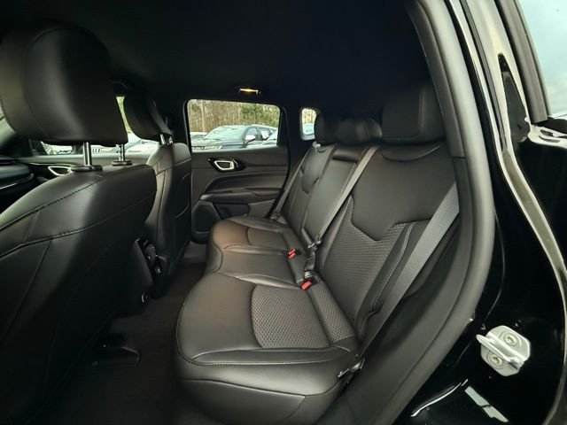 New 2026 Diamond Black Crystal Pearl-Coat Exterior Paint Jeep Latitude image 13