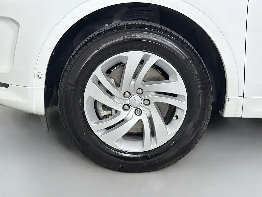 Certified Used 2025 White Land Rover S image 33