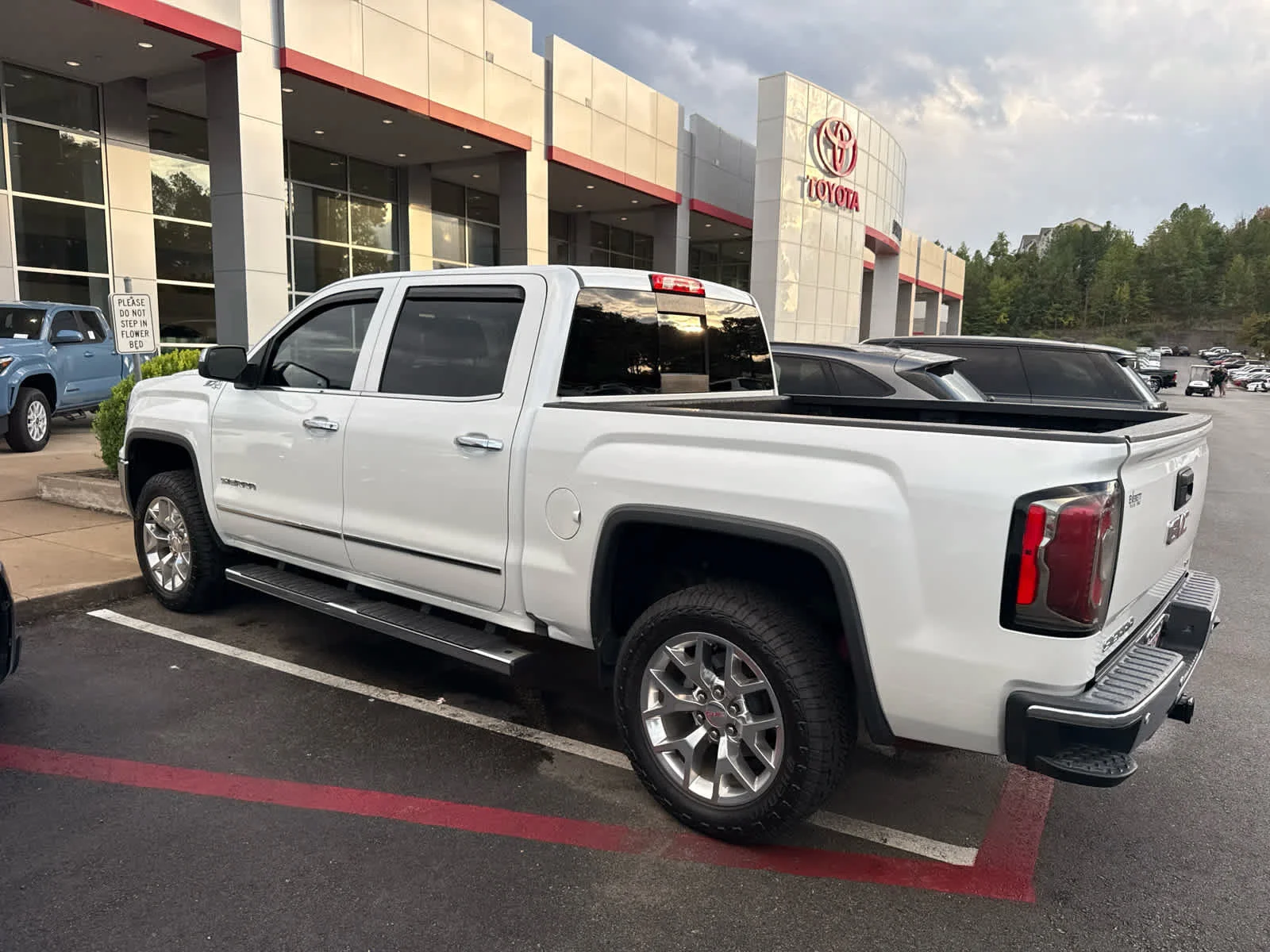 Used 2017 White Frost Tricoat GMC SLT image 5