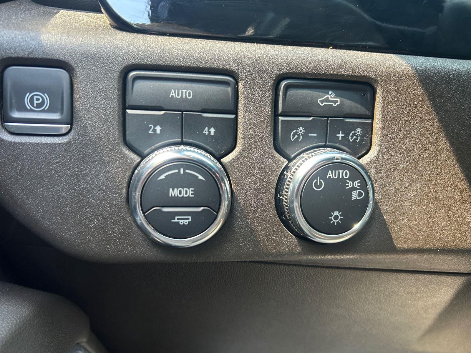 Used 2024 Summit White GMC SLE image 21