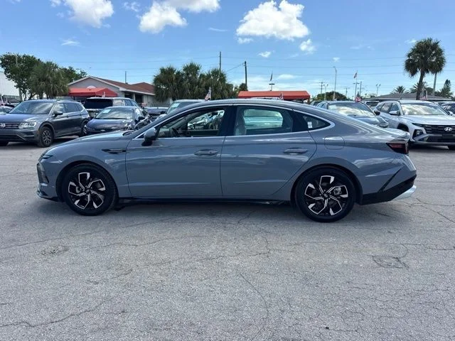 Used 2025 Blue Hyundai SEL image 6