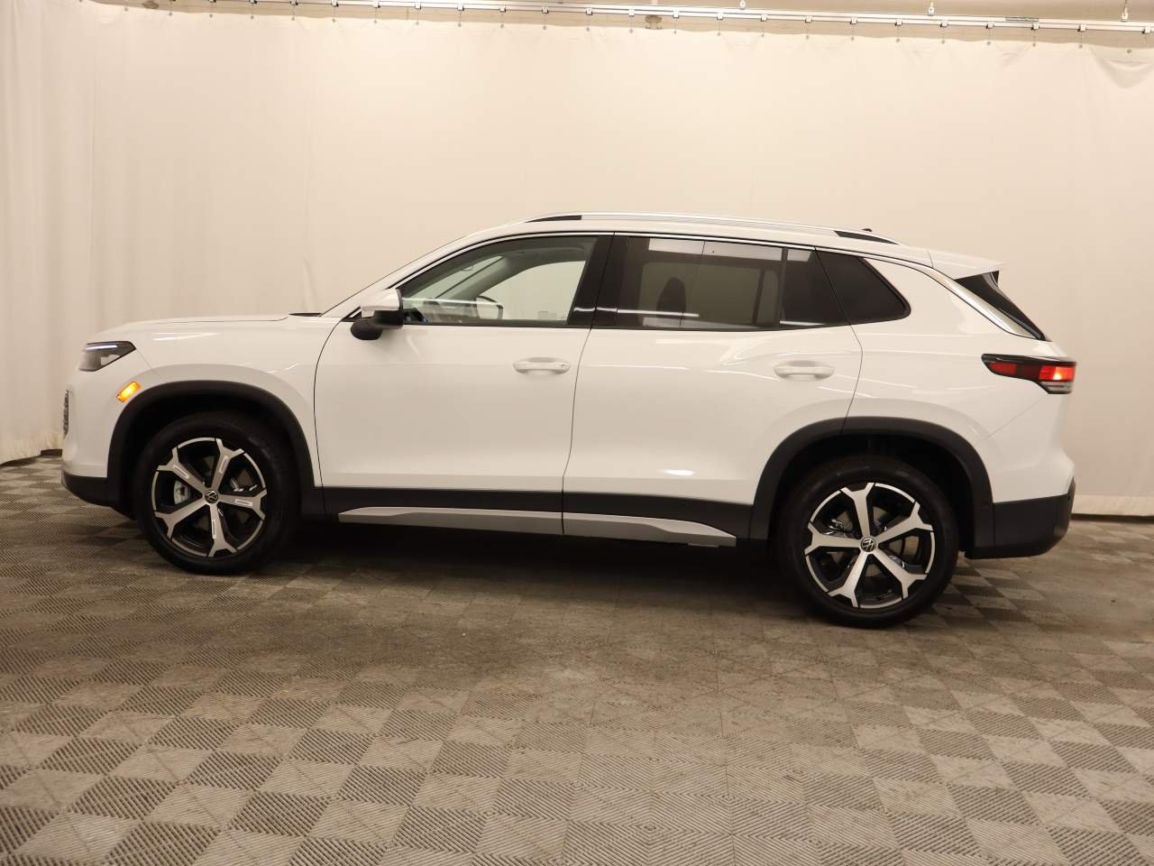 New 2026 Pure White Volkswagen SE 4Motion image 2