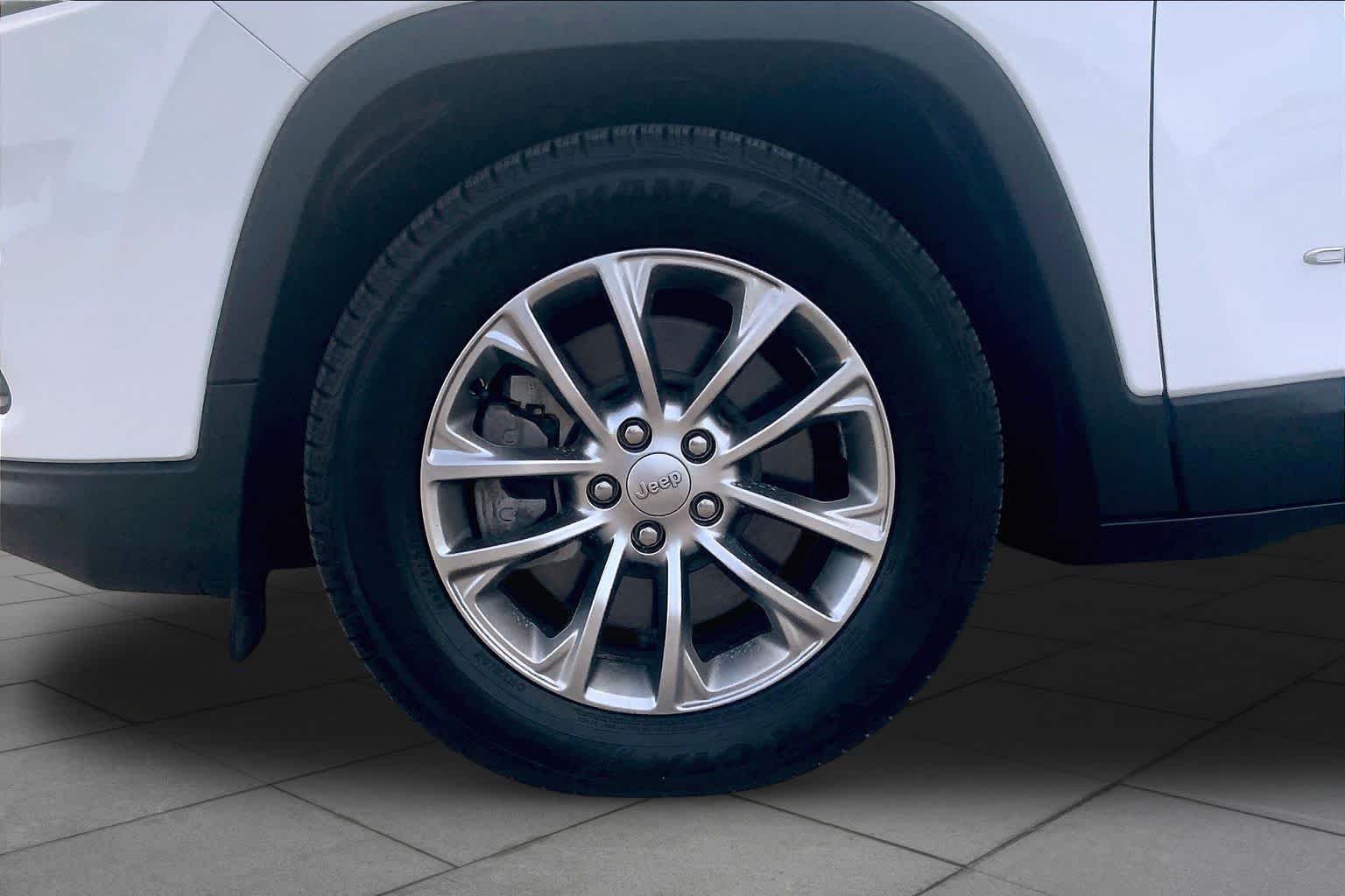 Used 2021 Bright White Clearcoat Jeep Latitude Plus image 11
