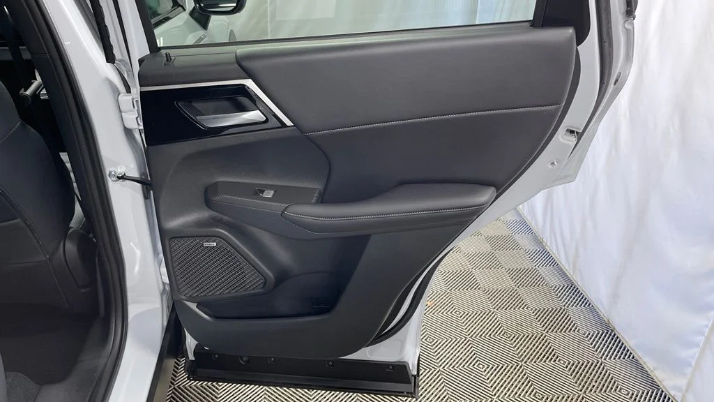 New 2026 White Diamond/Black Roof Mitsubishi TRAIL EDITION S-AWC image 34