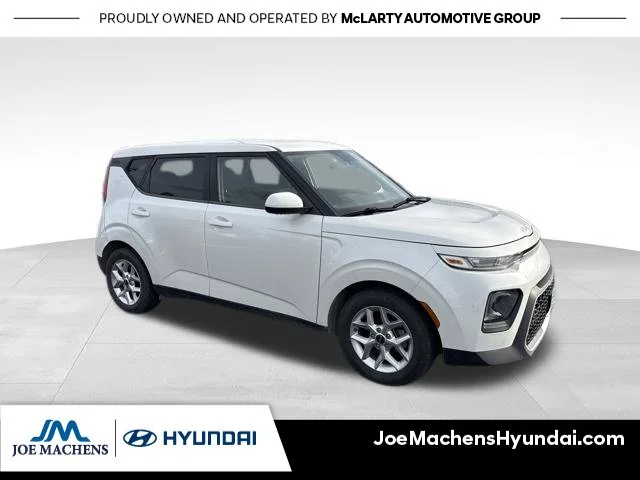 Used 2022 White Kia LX image 5