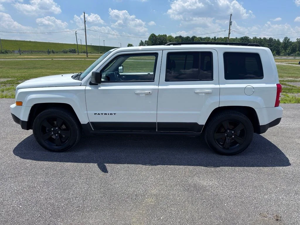 Used 2015 White Jeep Sport image 12
