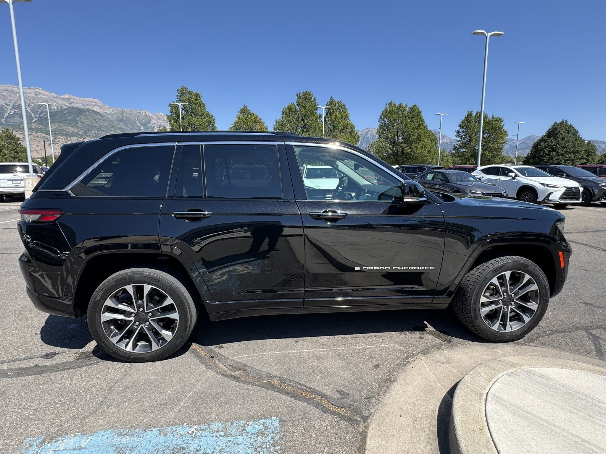 Used 2023 Diamond Black Crystal Pearlcoat Jeep Overland image 7