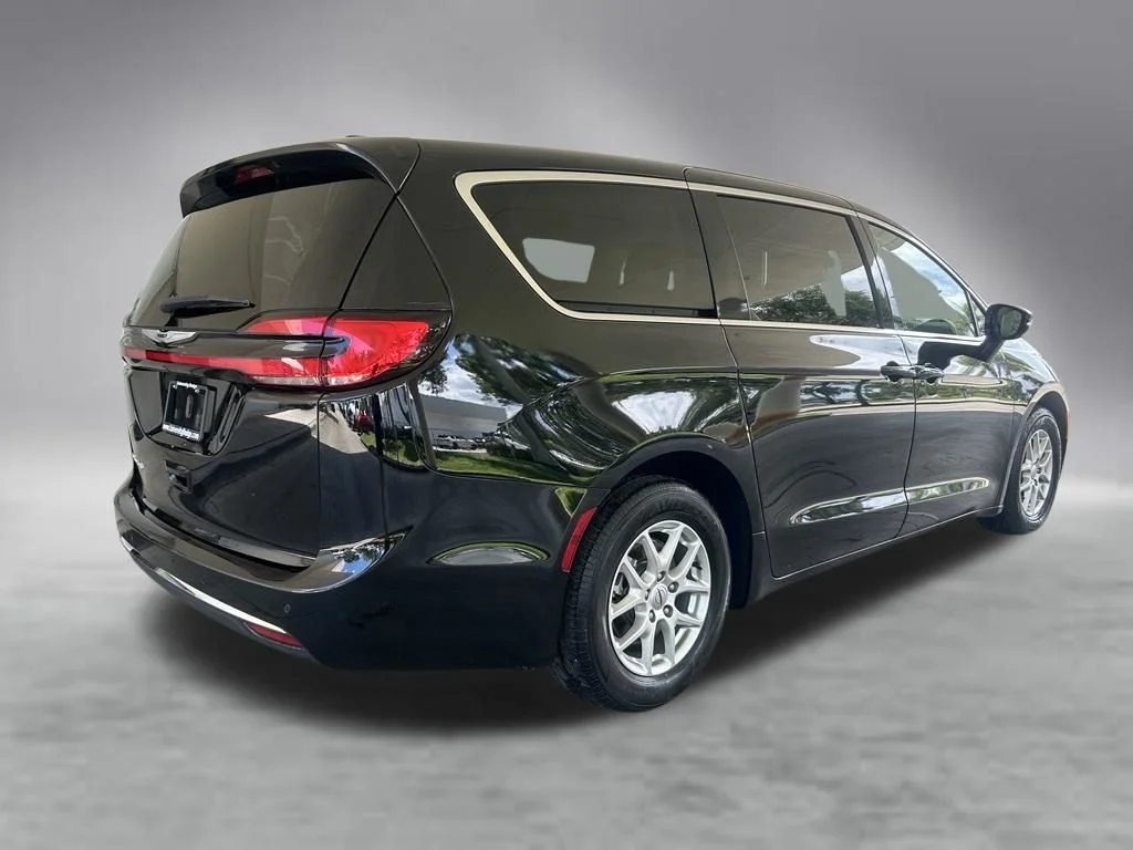 Used 2024 Black Chrysler Touring L image 3