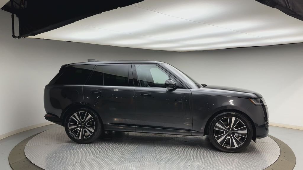 Used 2023  Land Rover SE image 9