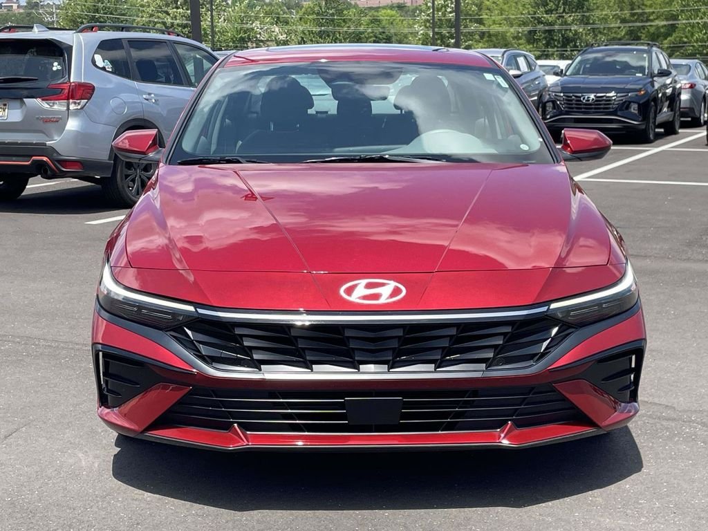 Used 2025 Red Hyundai SEL Convenience image 8