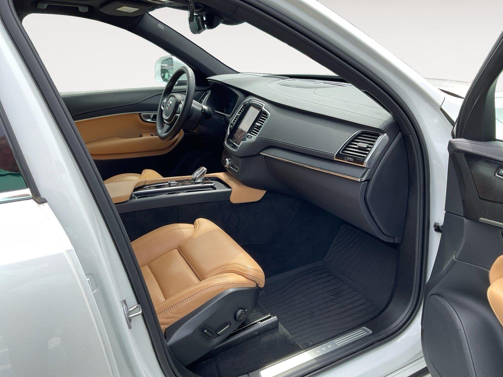 Used 2024 Crystal White Metallic Volvo Ultimate Bright Theme image 12