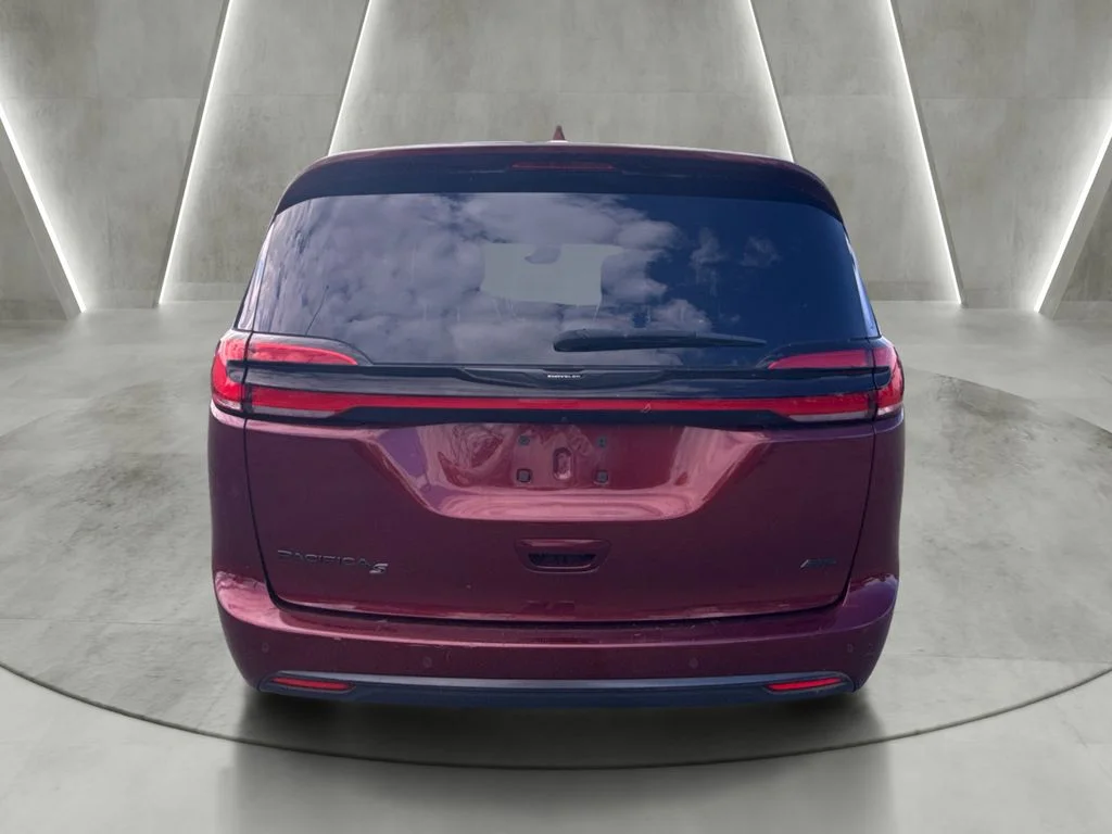 Used 2022 Red Chrysler Touring L image 4
