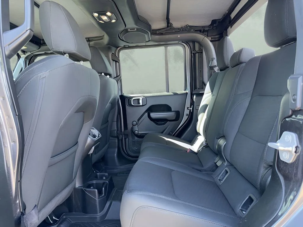 Used 2020  Jeep Sport image 10