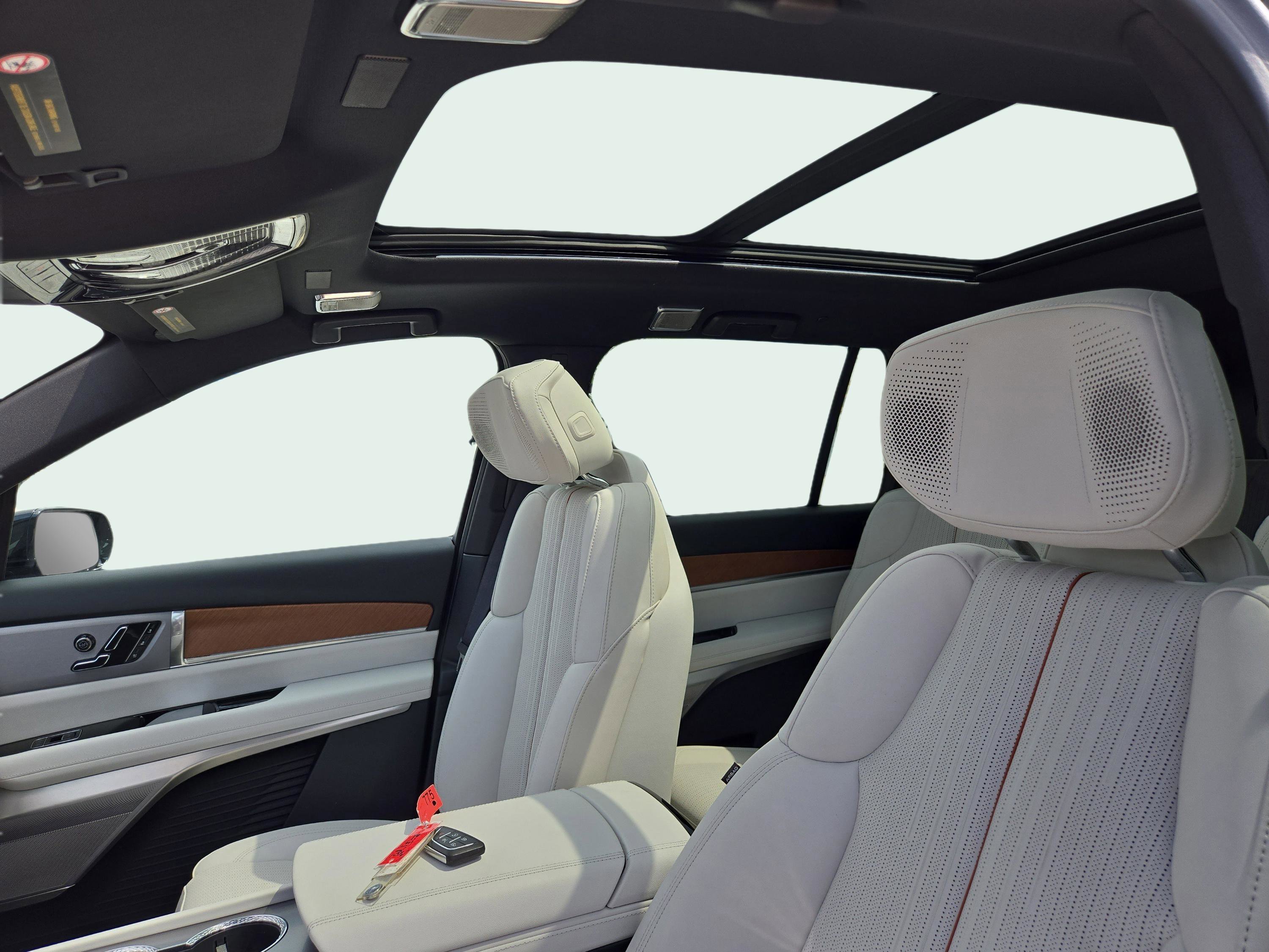 2026 Cadillac VISTIQ Sport - Photo 25