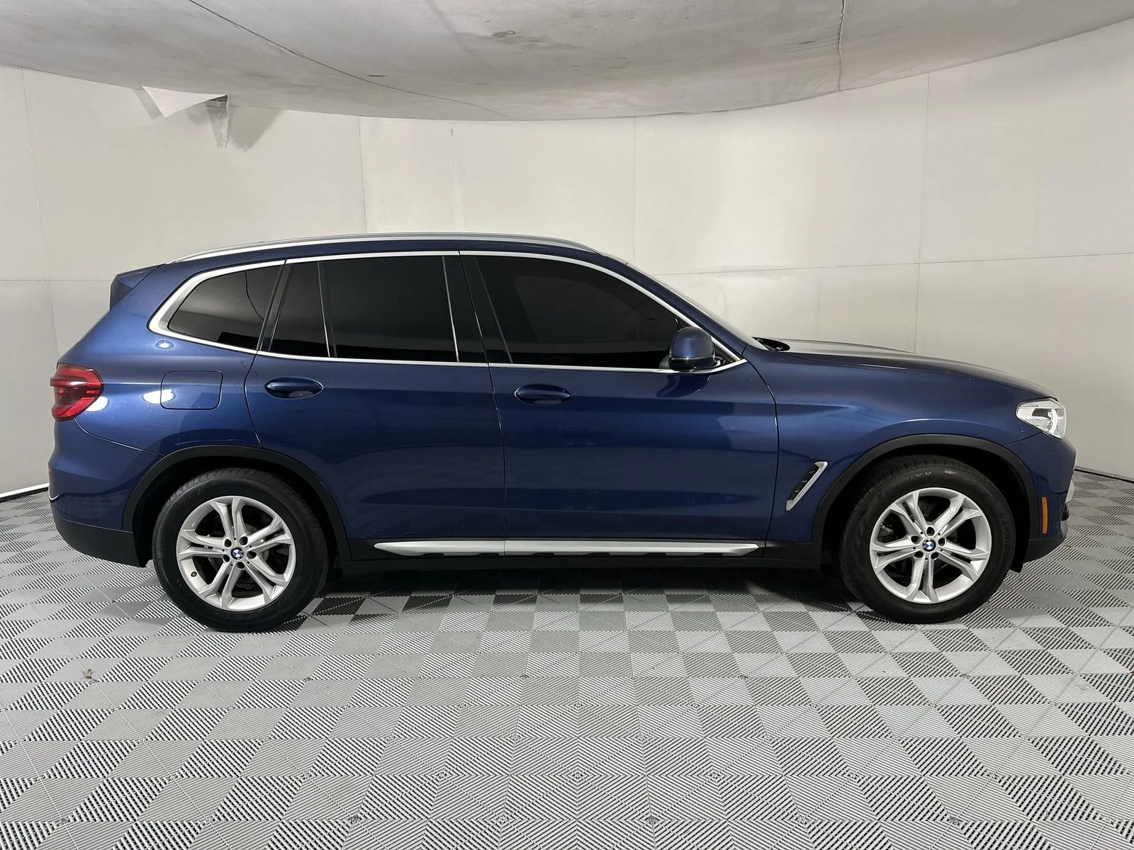 Used 2019 Blue BMW xDrive30i image 9