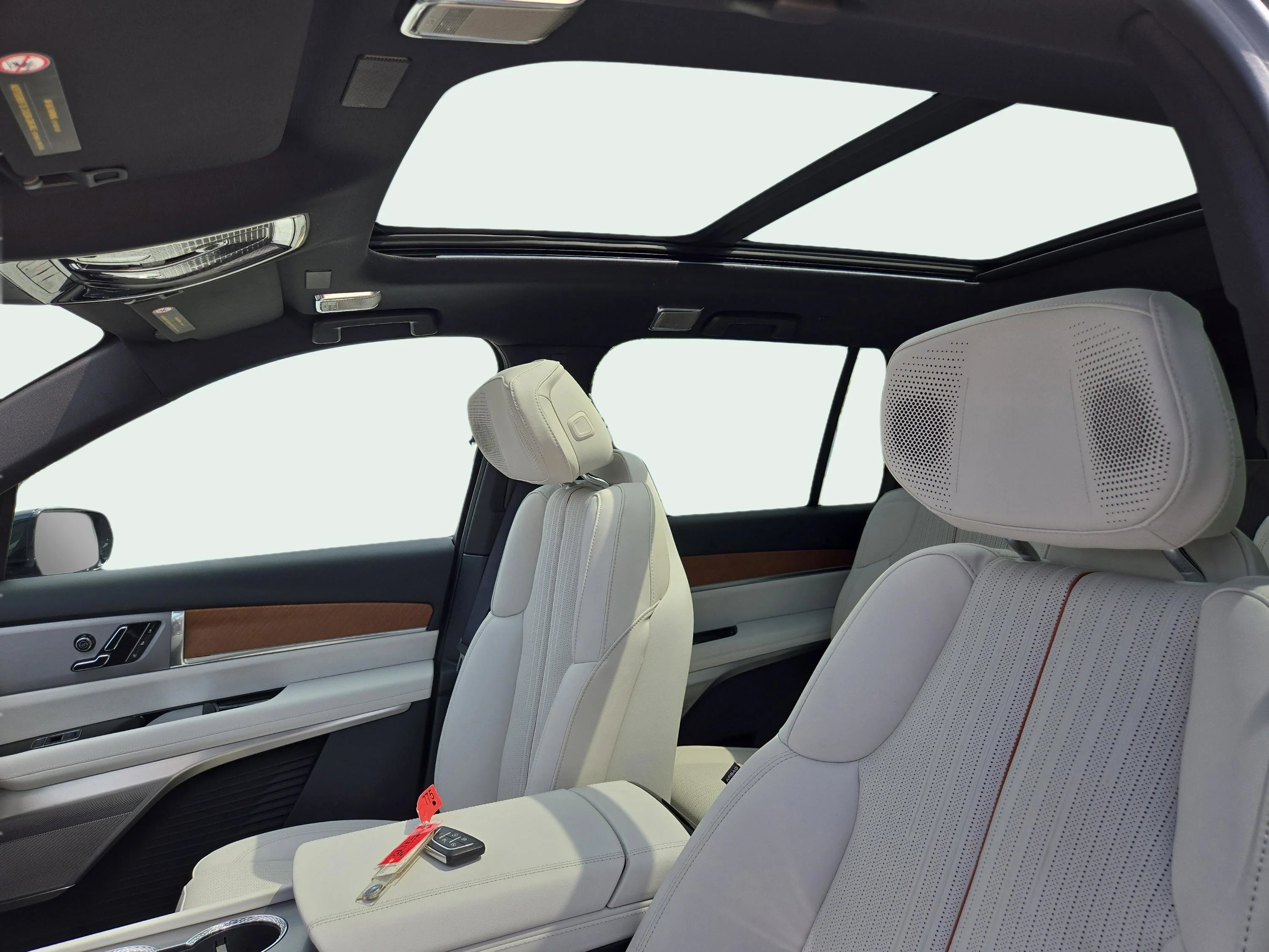 2026 Cadillac VISTIQ Sport - Photo 25