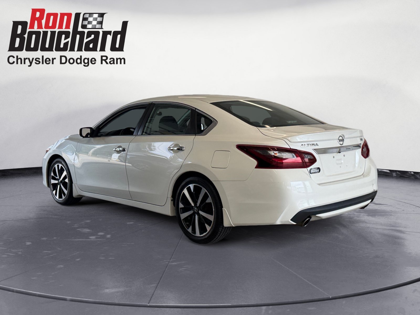 Used 2018 Pearl White Nissan 2.5 SR image 4