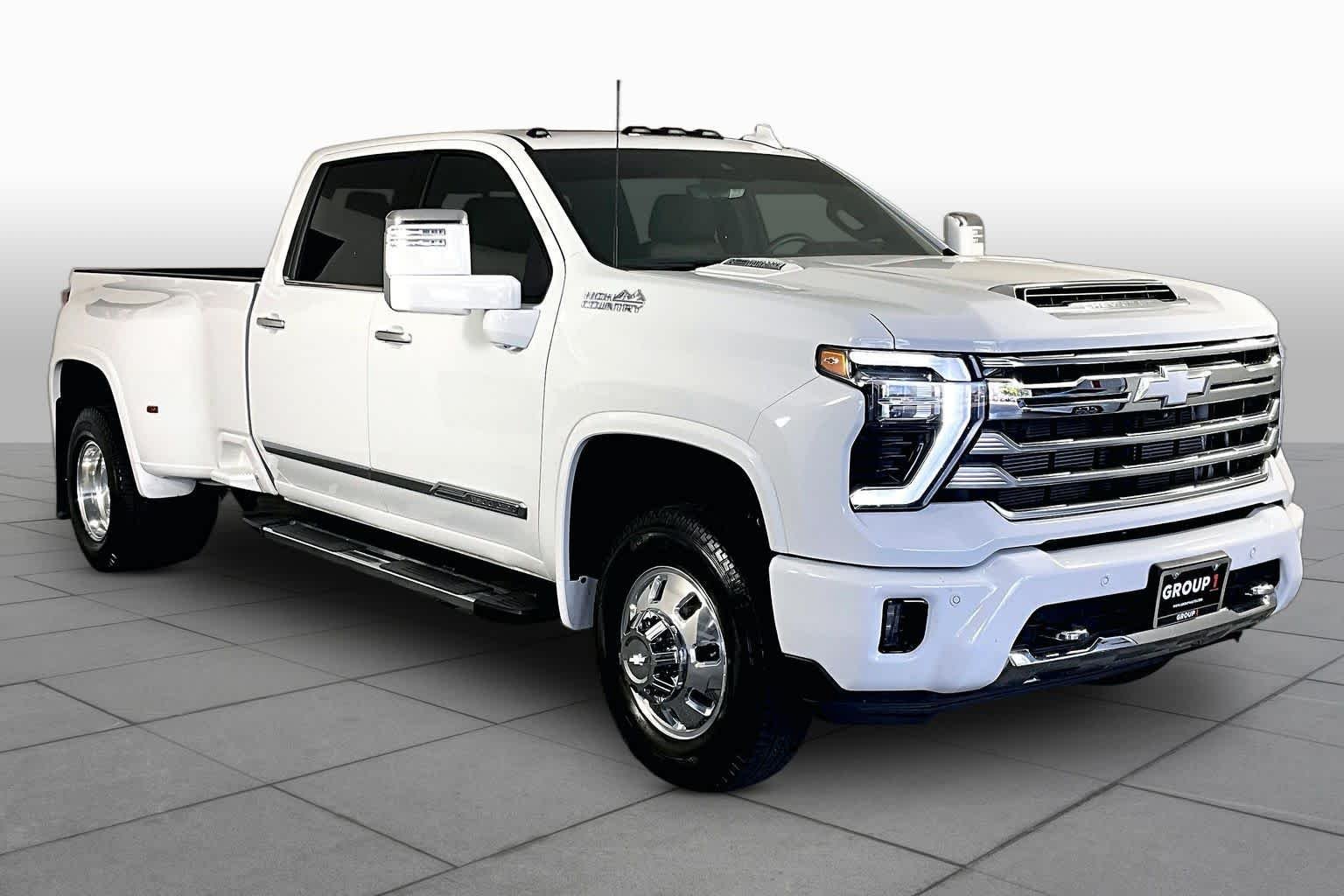 Used 2026 Summit White Chevrolet High Country image 3