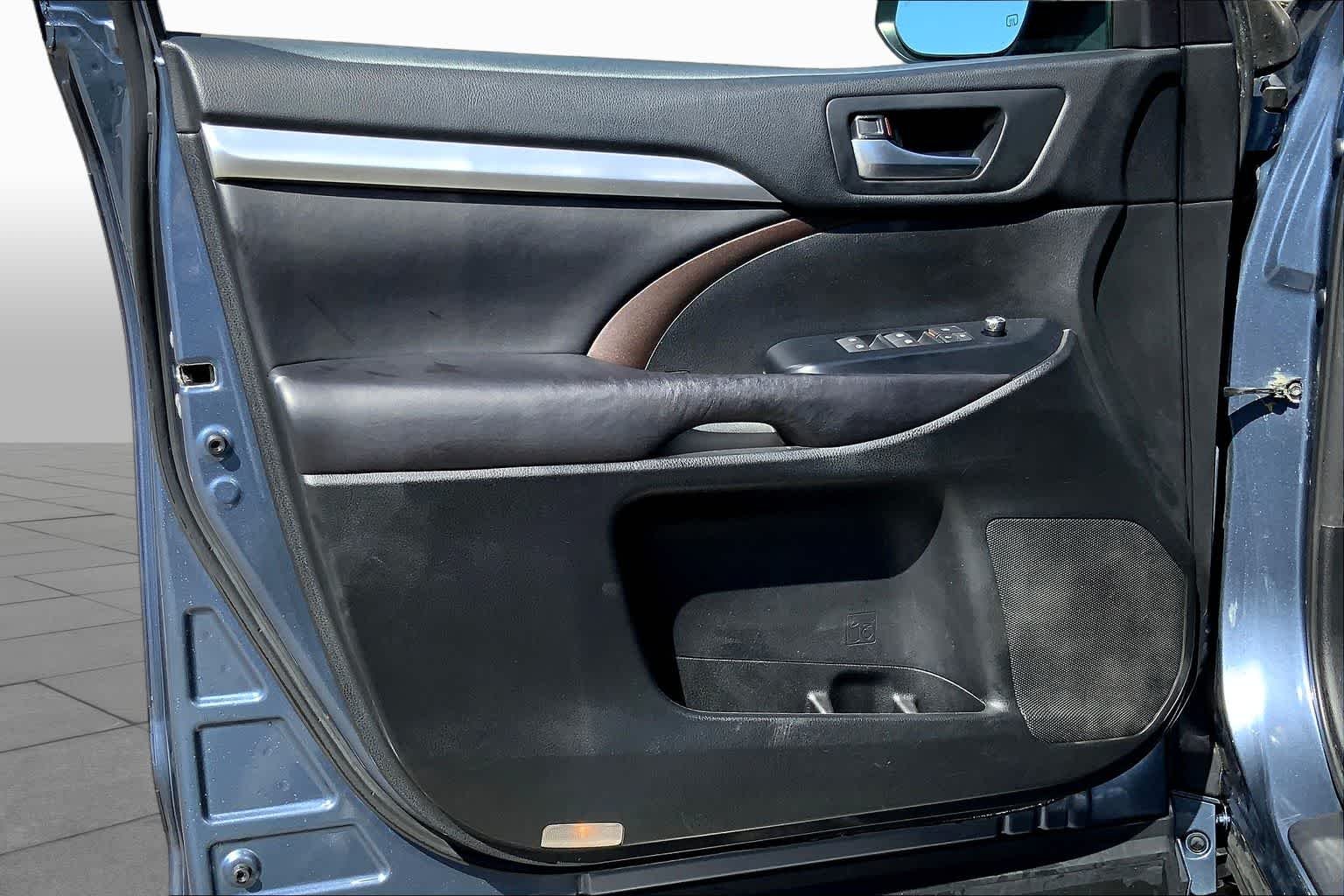 Used 2017 Shoreline Blue Pearl Toyota XLE image 22