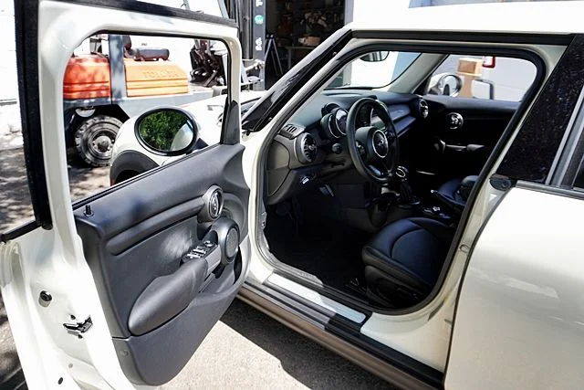 Used 2019 White MINI Classic image 38